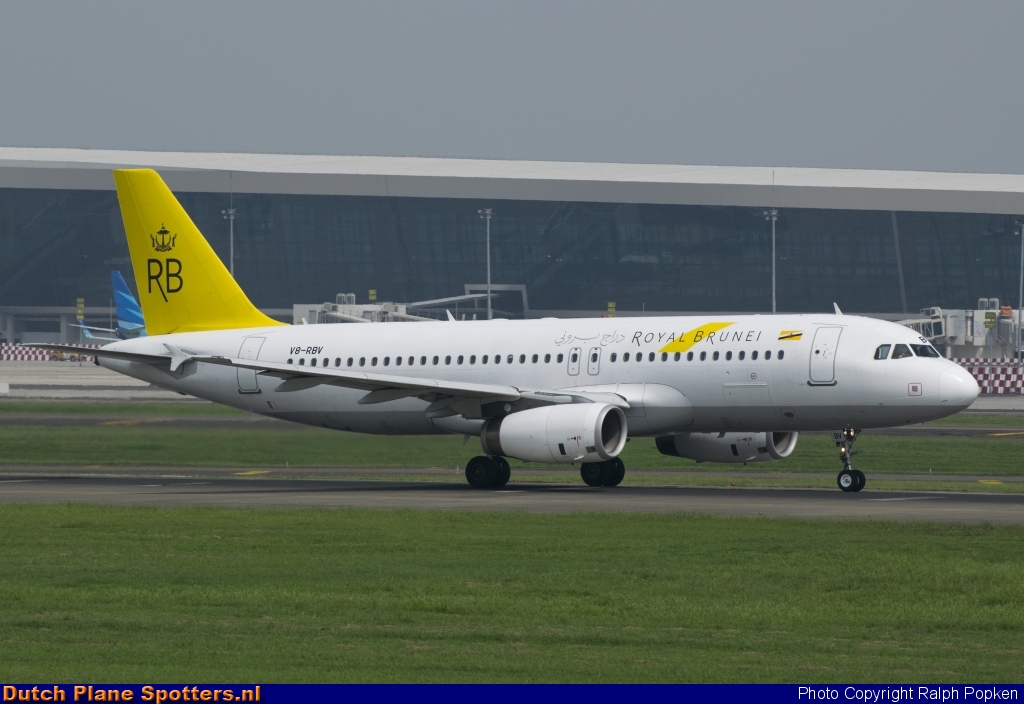V8-RBV Airbus A320 Royal Brunei Airlines by Ralph Popken