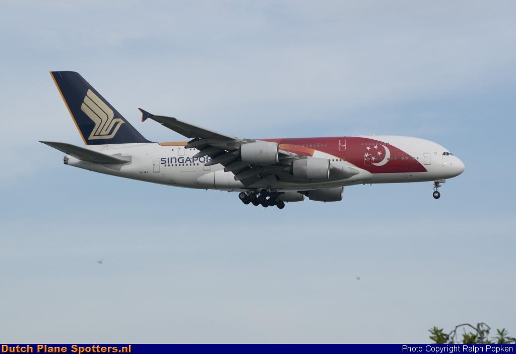 9V-SKJ Airbus A380-800 Singapore Airlines by Ralph Popken