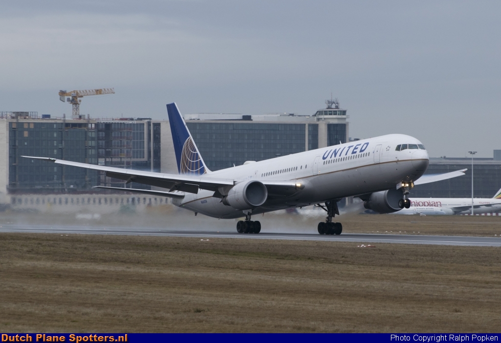 N66056 Boeing 767-400 United Airlines by Ralph Popken