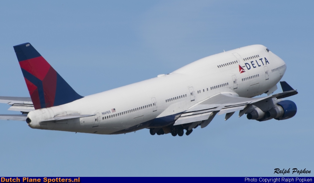 N669US Boeing 747-400 Delta Airlines by Ralph Popken