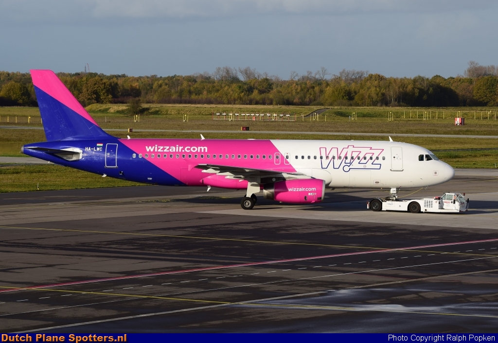 HA-LWC Airbus A320 Wizz Air by Ralph Popken