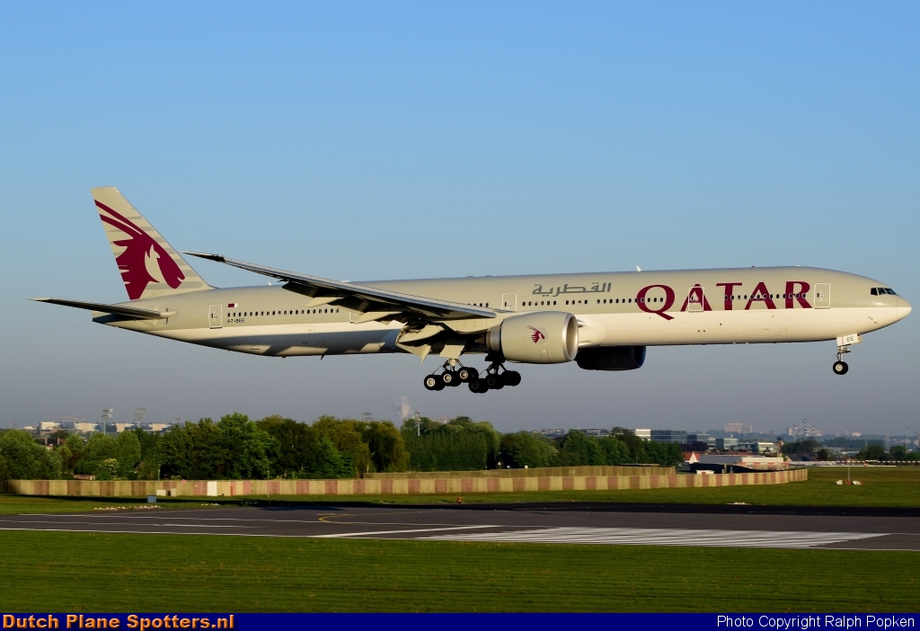 A7-BEE Boeing 777-300 Qatar Airways by Ralph Popken