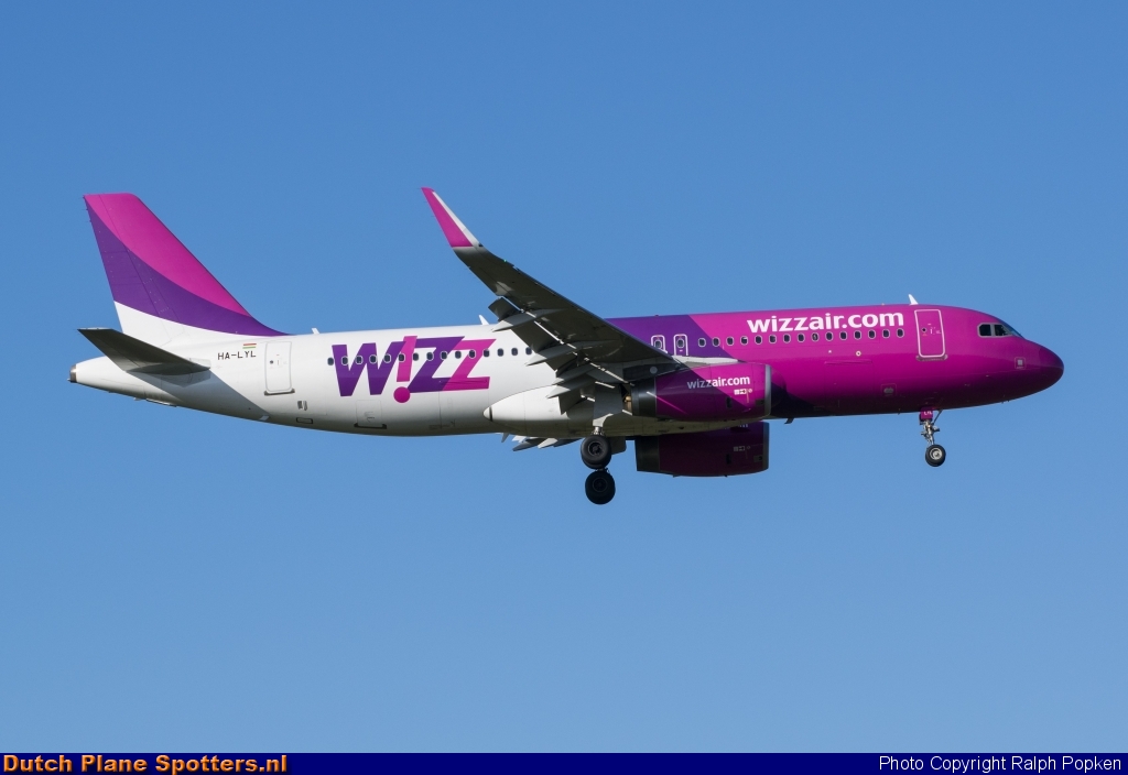 HA-LYL Airbus A320 Wizz Air by Ralph Popken