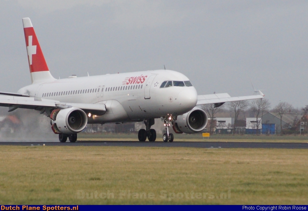 HB-JLS Airbus A320 Swiss International Air Lines by Robin Roose