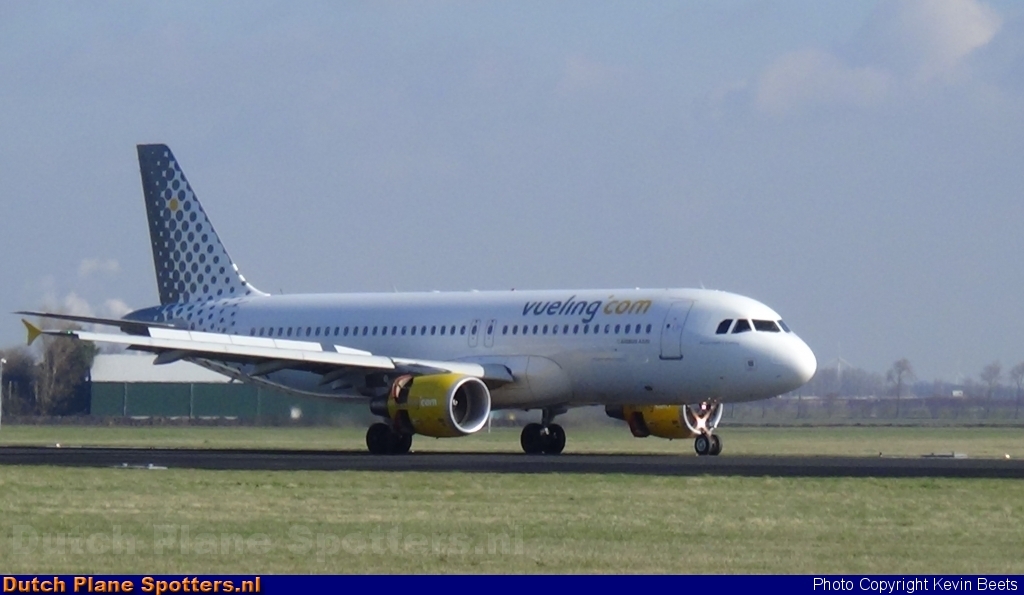 EC-LOP Airbus A320 Vueling.com by Kevin Beets