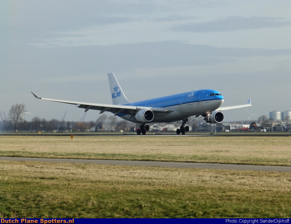PH-AOF Airbus A330-200 KLM Royal Dutch Airlines by SanderDijkhoff