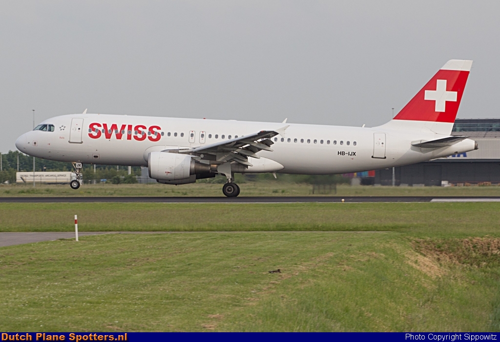 HB-IJX Airbus A320 Swiss International Air Lines by Sippowitz