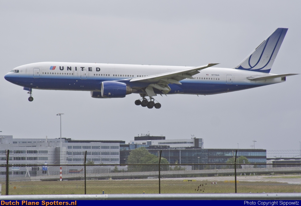 N778UA Boeing 777-200 United Airlines by Sippowitz