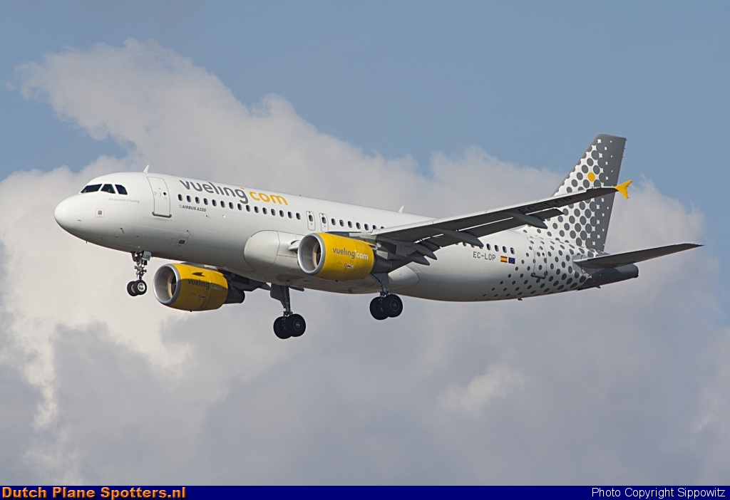 EC-LOP Airbus A320 Vueling.com by Sippowitz