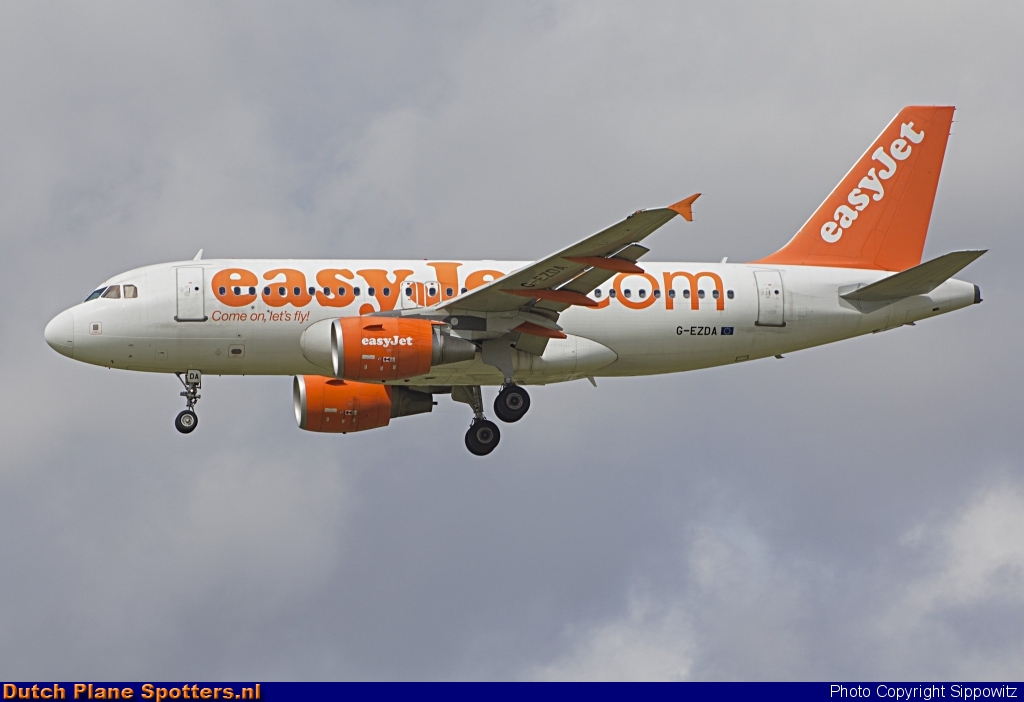 G-EZDA Airbus A319 easyJet by Sippowitz