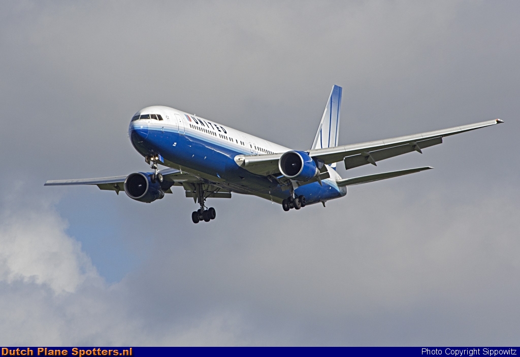 N655UA Boeing 767-300 United Airlines by Sippowitz