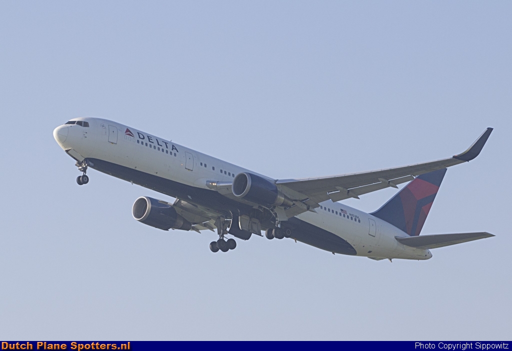 N153DL Boeing 767-300 Delta Airlines by Sippowitz