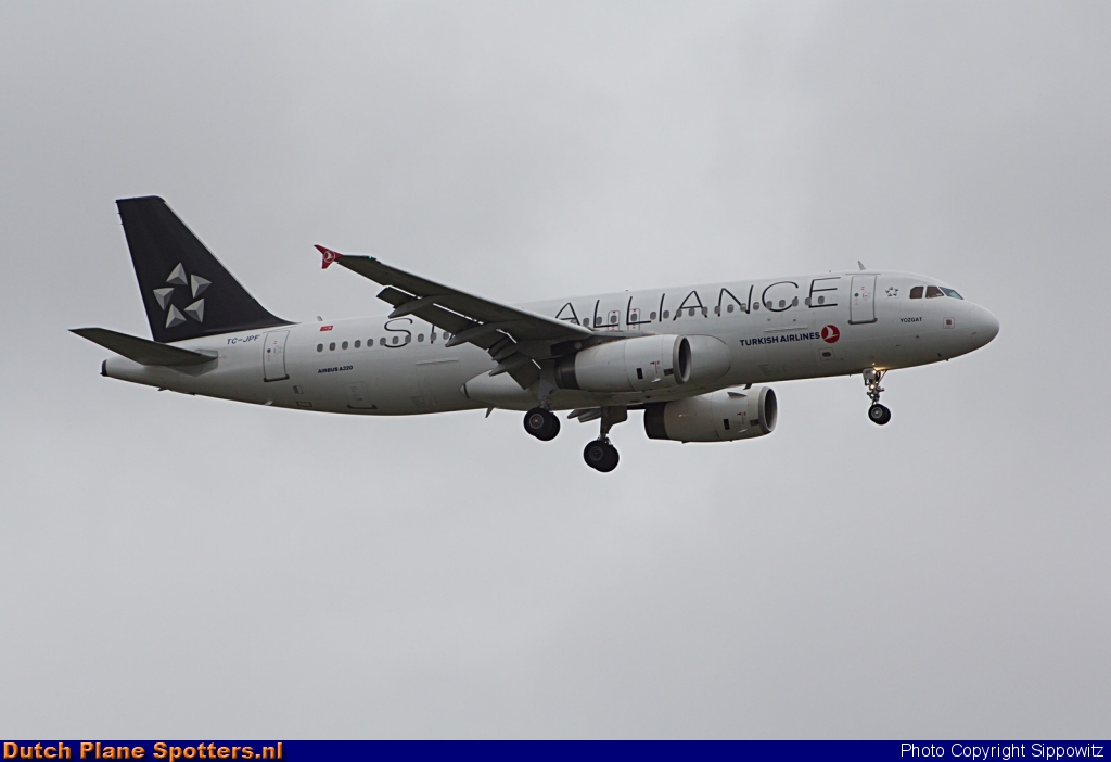 TC-JPF Airbus A320 Turkish Airlines by Sippowitz