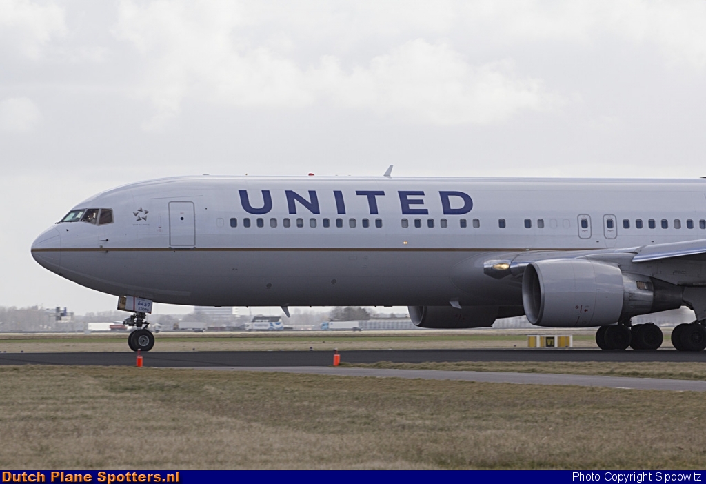N659UA Boeing 767-300 United Airlines by Sippowitz