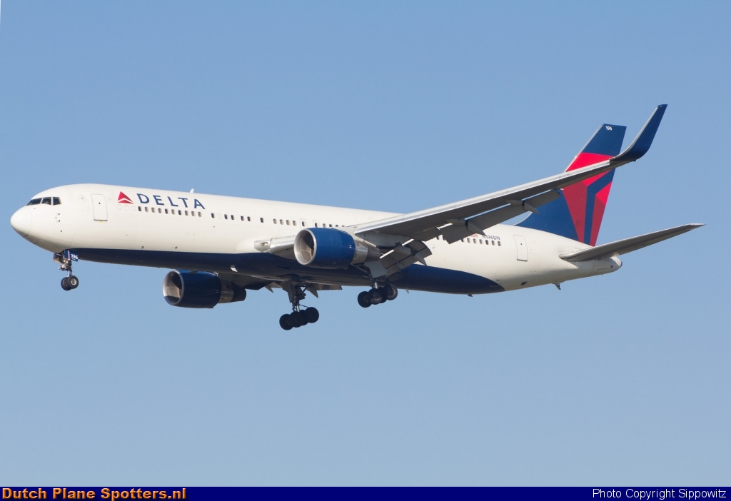 N196DN Boeing 767-300 Delta Airlines by Sippowitz