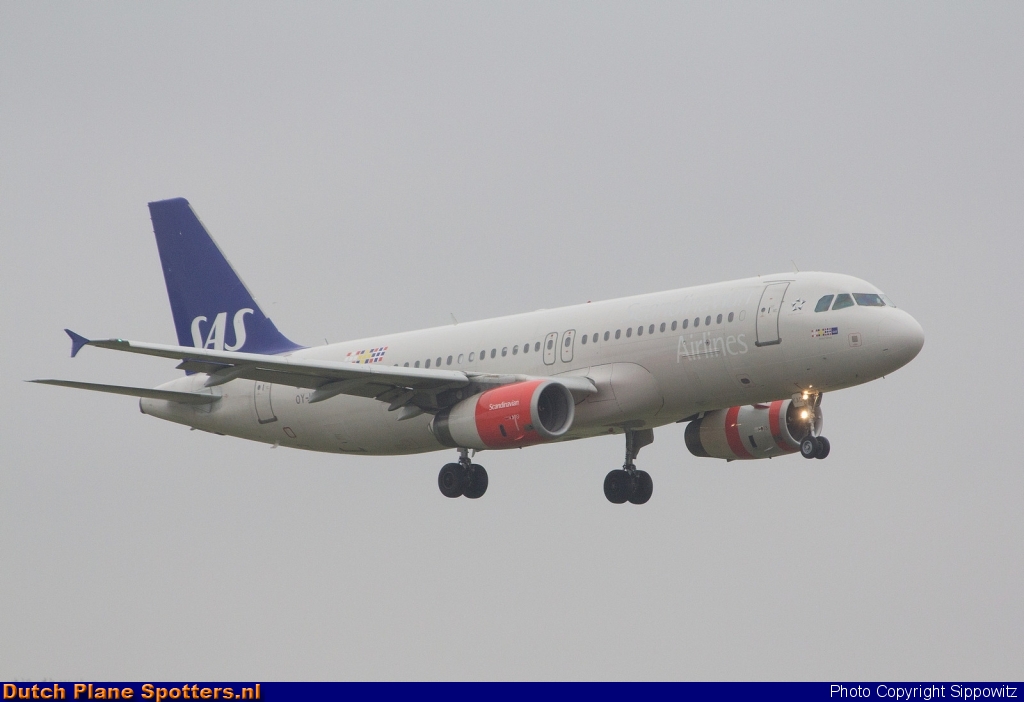 OY-KAO Airbus A320 SAS Scandinavian Airlines by Sippowitz