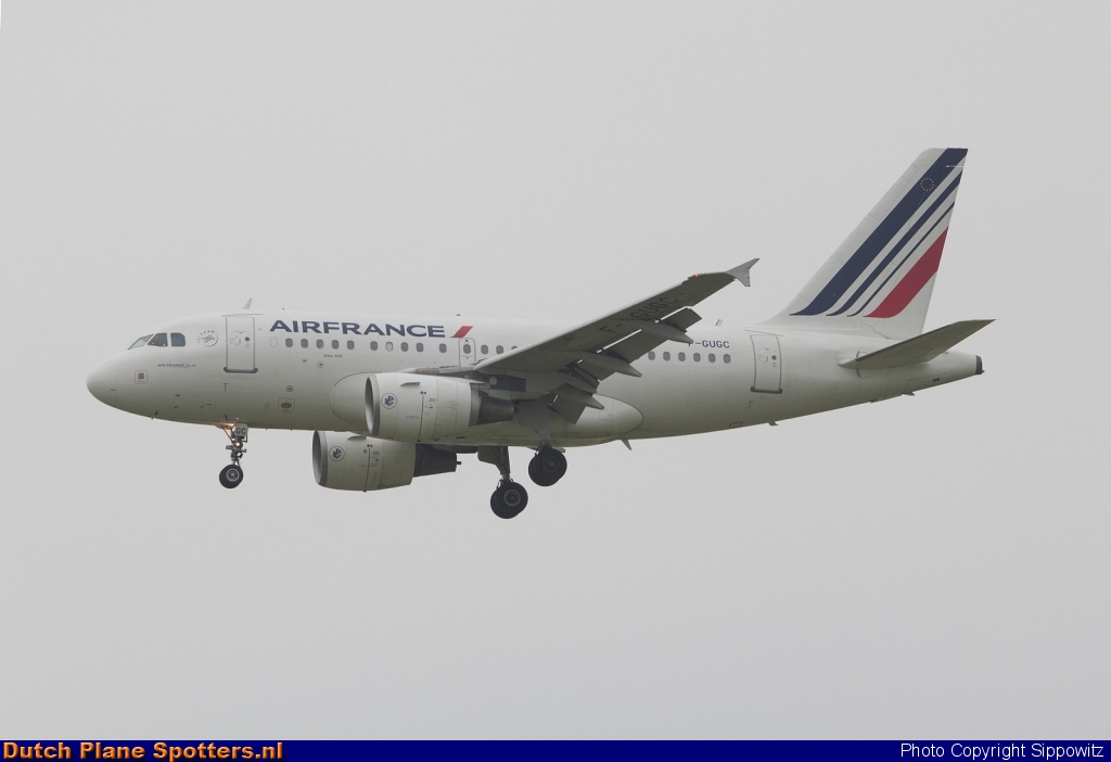F-GUGC Airbus A318 Air France by Sippowitz