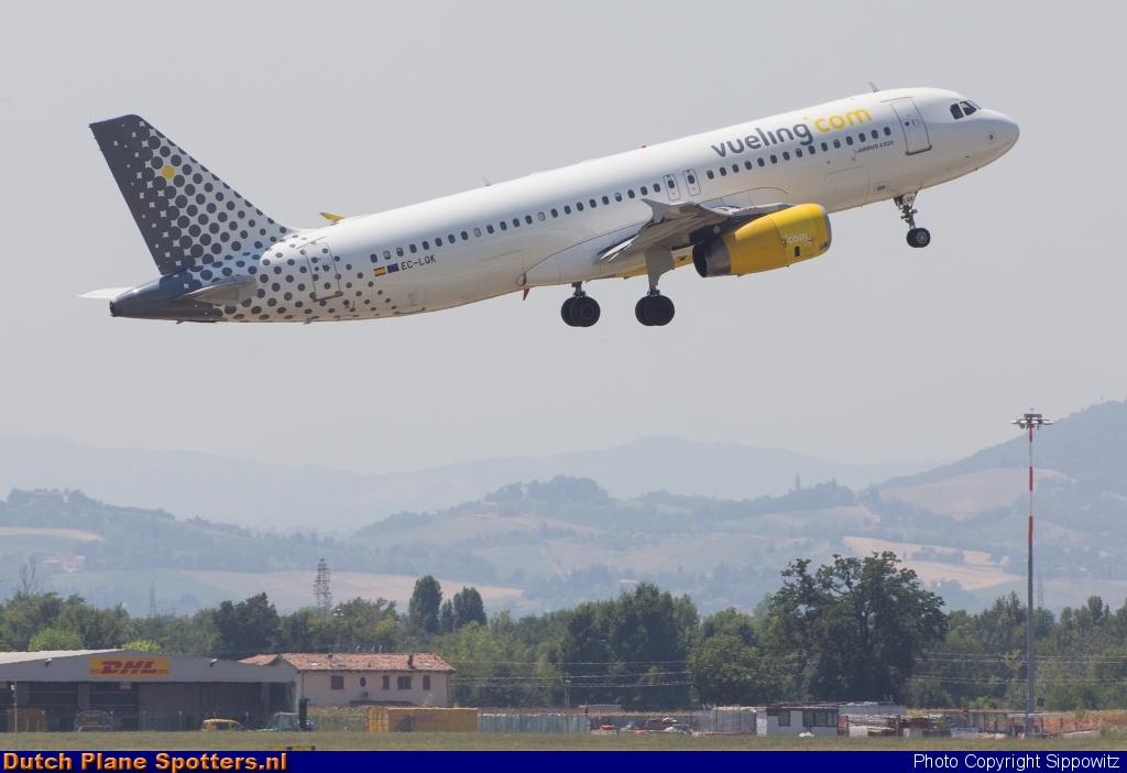 EC-LQK Airbus A320 Vueling.com by Sippowitz