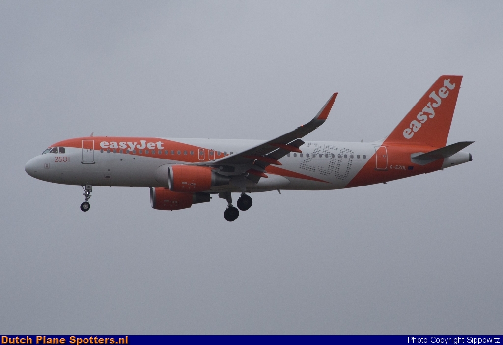 G-EZOL Airbus A320 easyJet by Sippowitz
