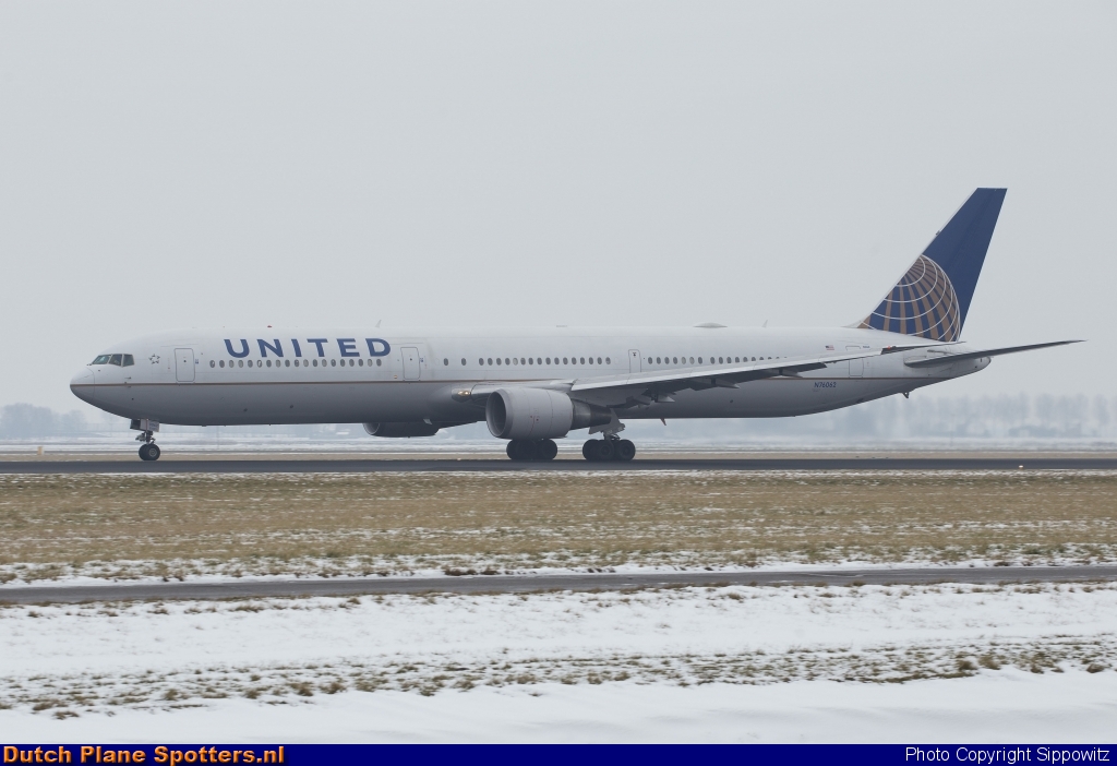 N76062 Boeing 767-400 United Airlines by Sippowitz