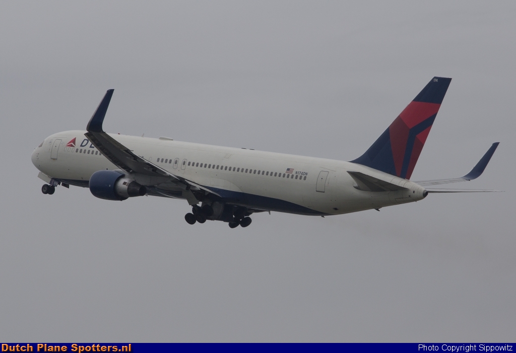 N174DN Boeing 767-300 Delta Airlines by Sippowitz