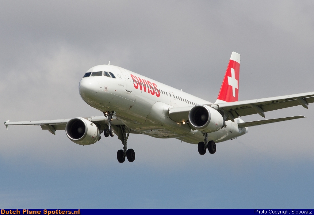 HB-JLS Airbus A320 Swiss International Air Lines by Sippowitz