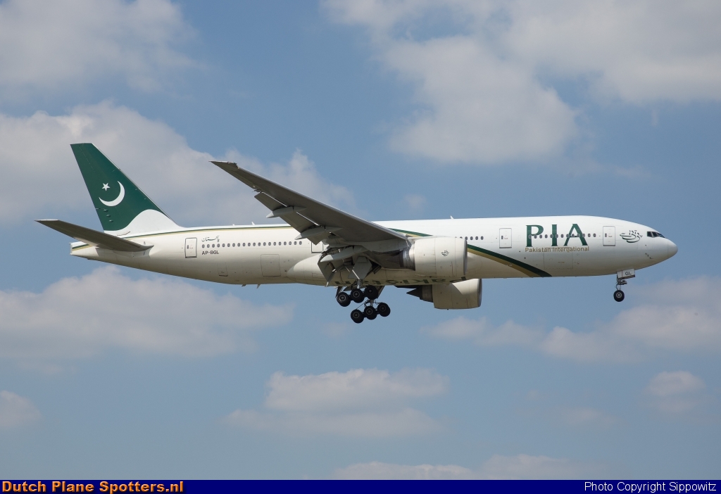 AP-BGL Boeing 777-200 PIA Pakistan International Airlines by Sippowitz