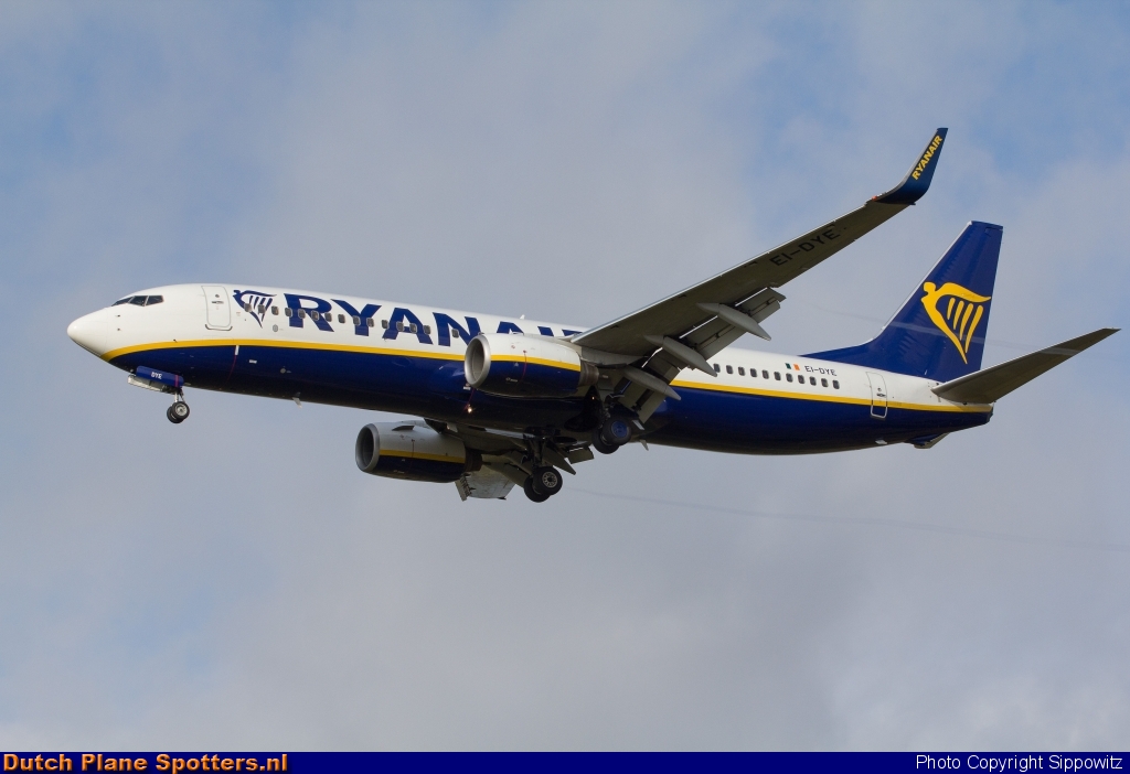 EI-DYE Boeing 737-800 Ryanair by Sippowitz