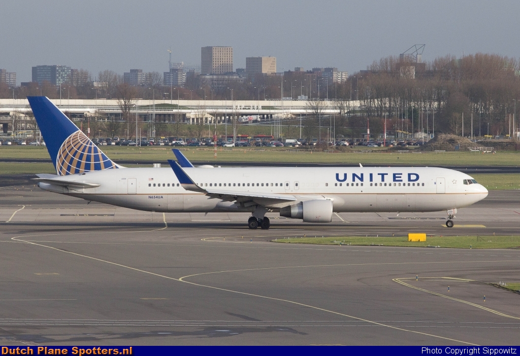 N654UA Boeing 767-300 United Airlines by Sippowitz