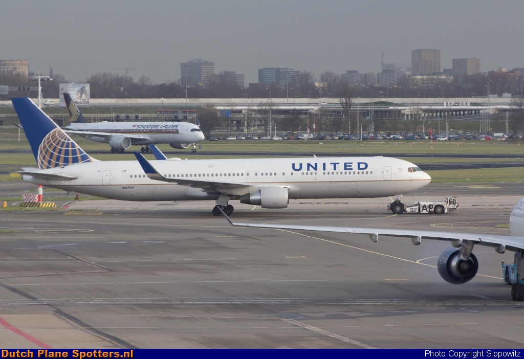 N669UA Boeing 767-300 United Airlines by Sippowitz