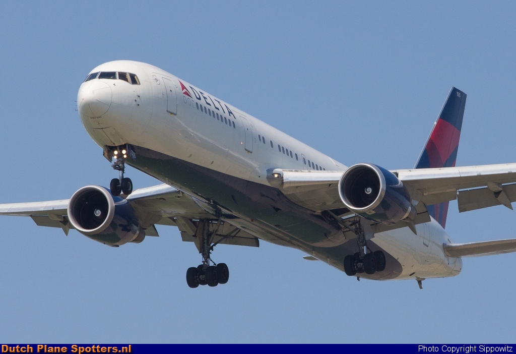 N155DL Boeing 767-300 Delta Airlines by Sippowitz
