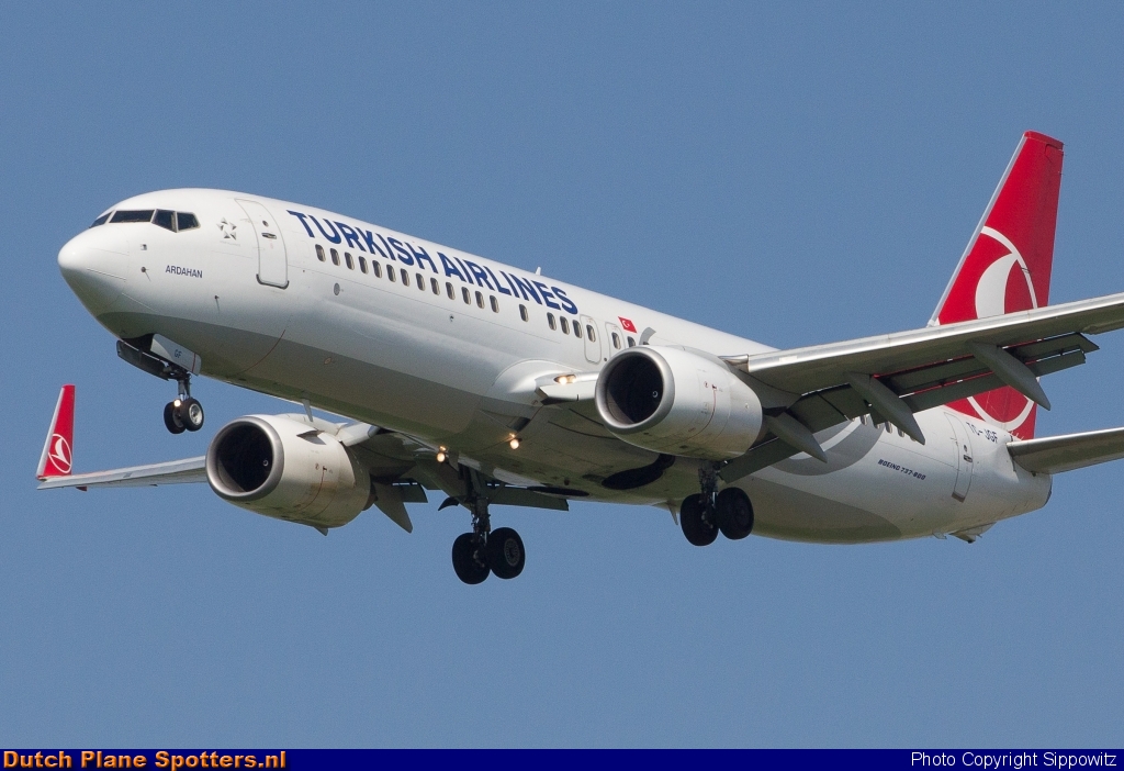 TC-JGF Boeing 737-800 Turkish Airlines by Sippowitz