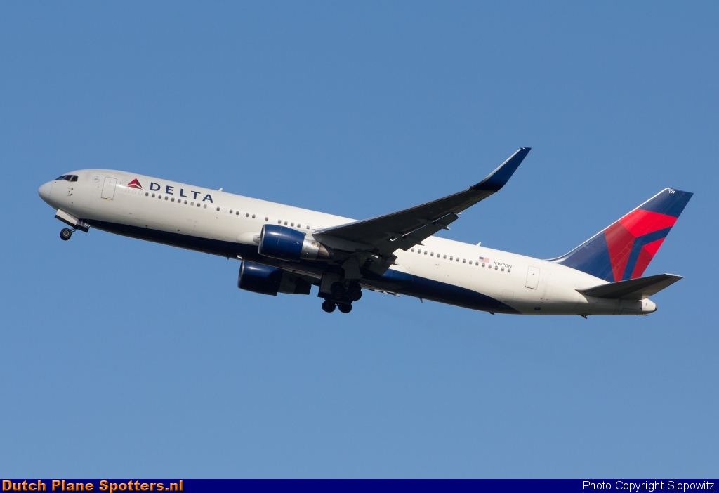 N197DN Boeing 767-300 Delta Airlines by Sippowitz