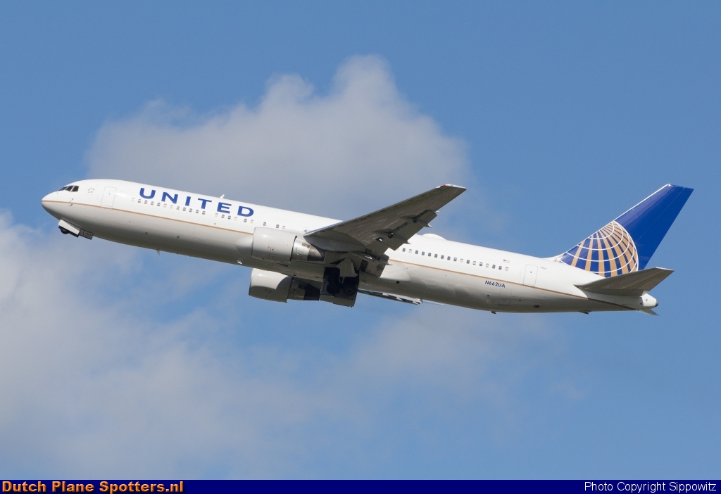 N662UA Boeing 767-300 United Airlines by Sippowitz