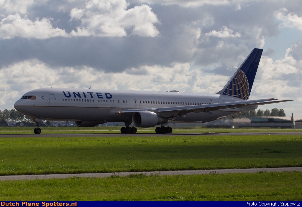 N642UA Boeing 767-300 United Airlines by Sippowitz