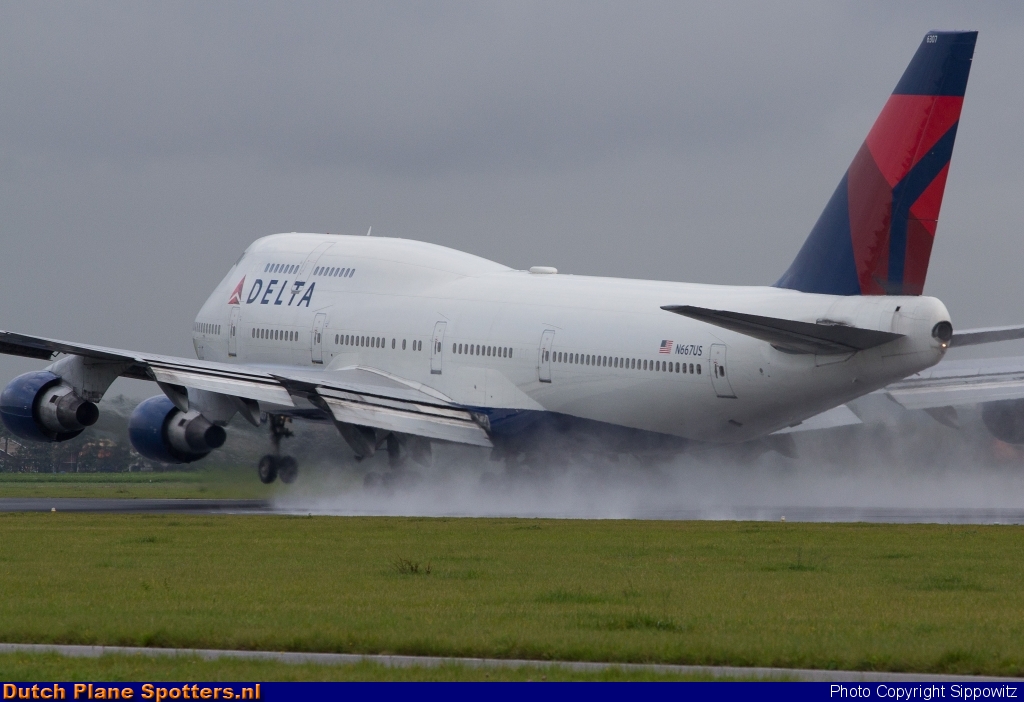 N667US Boeing 747-400 Delta Airlines by Sippowitz