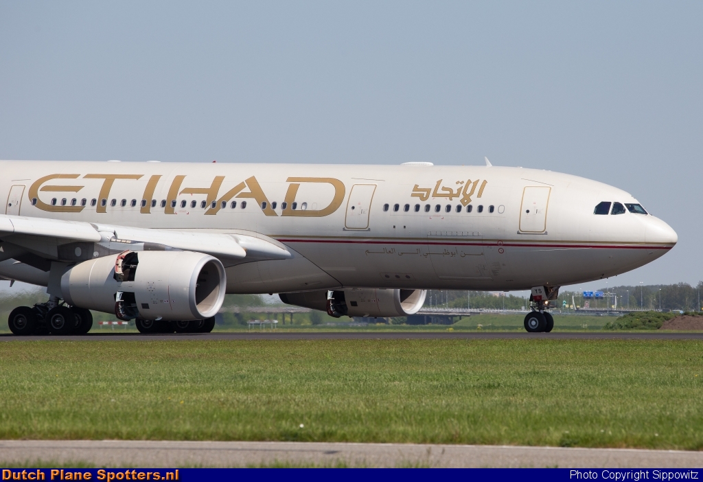 A6-EYS Airbus A330-200 Etihad by Sippowitz