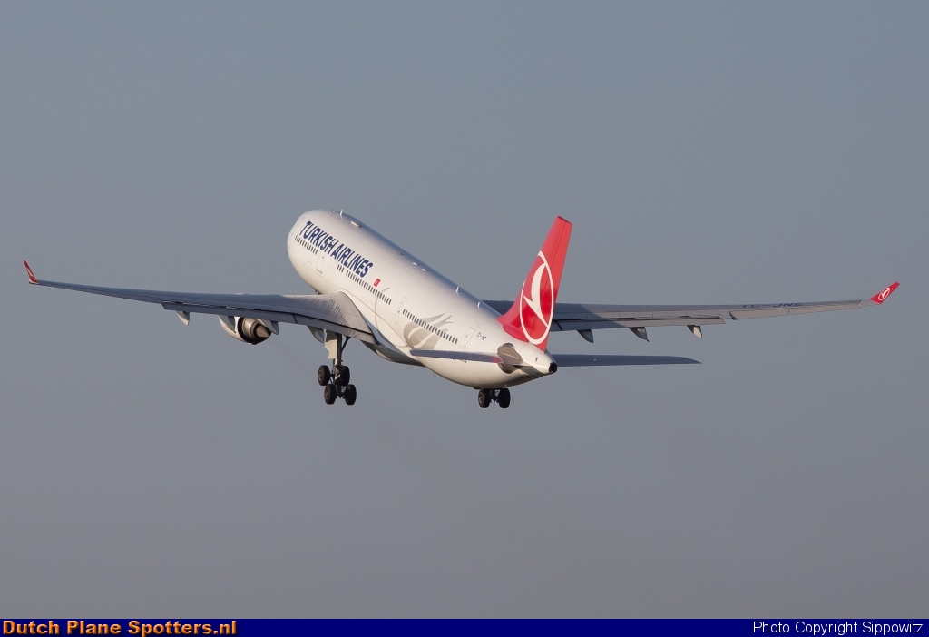 TC-JNE Airbus A330-200 Turkish Airlines by Sippowitz