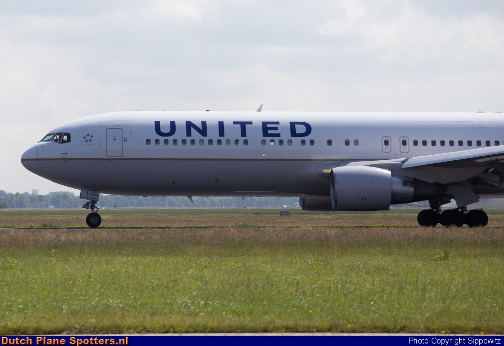 N646UA Boeing 767-300 United Airlines by Sippowitz