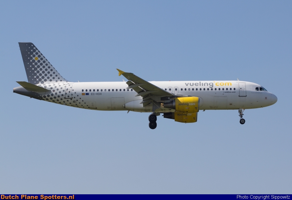EC-KDX Airbus A320 Vueling.com by Sippowitz
