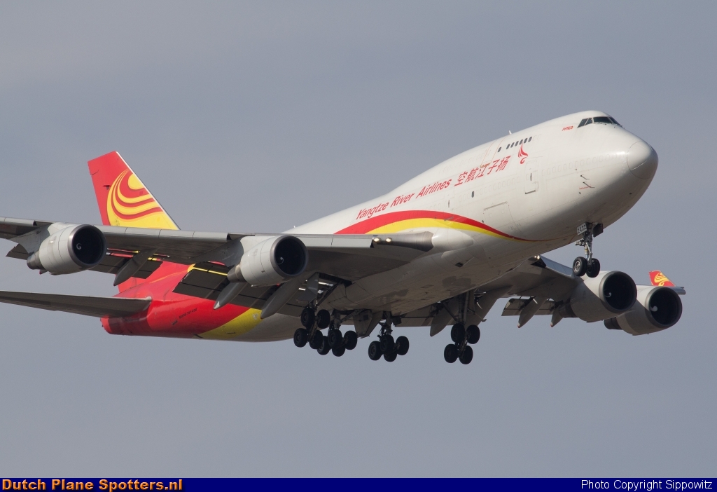 B-2432 Boeing 747-400 Yangtze River Airlines by Sippowitz