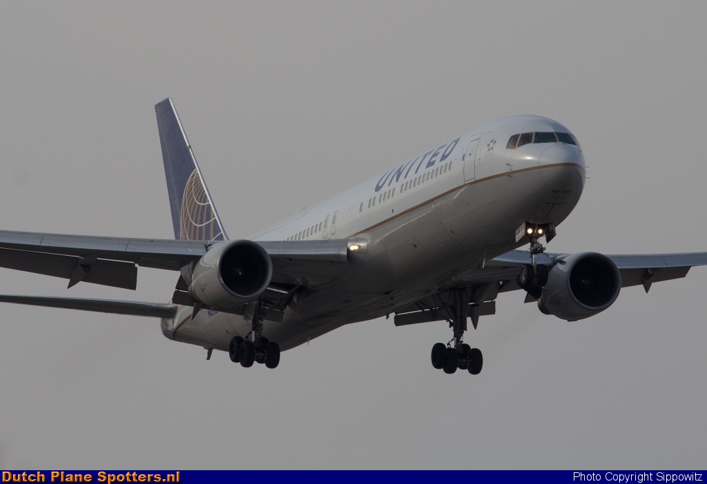 N651UA Boeing 767-300 United Airlines by Sippowitz