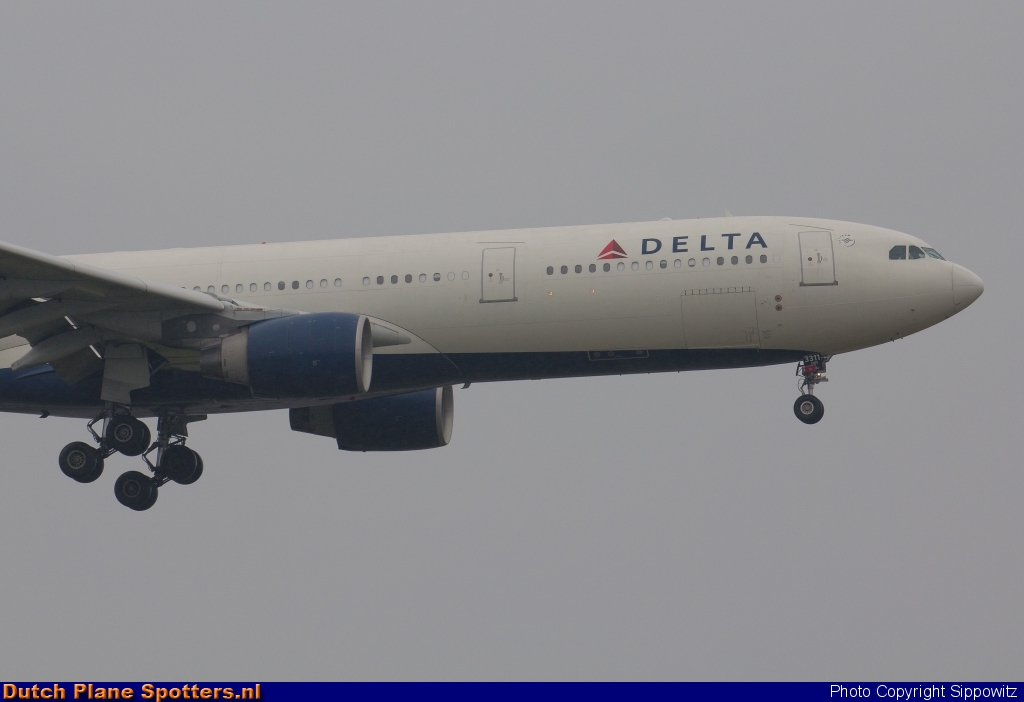 N811NW Airbus A330-300 Delta Airlines by Sippowitz