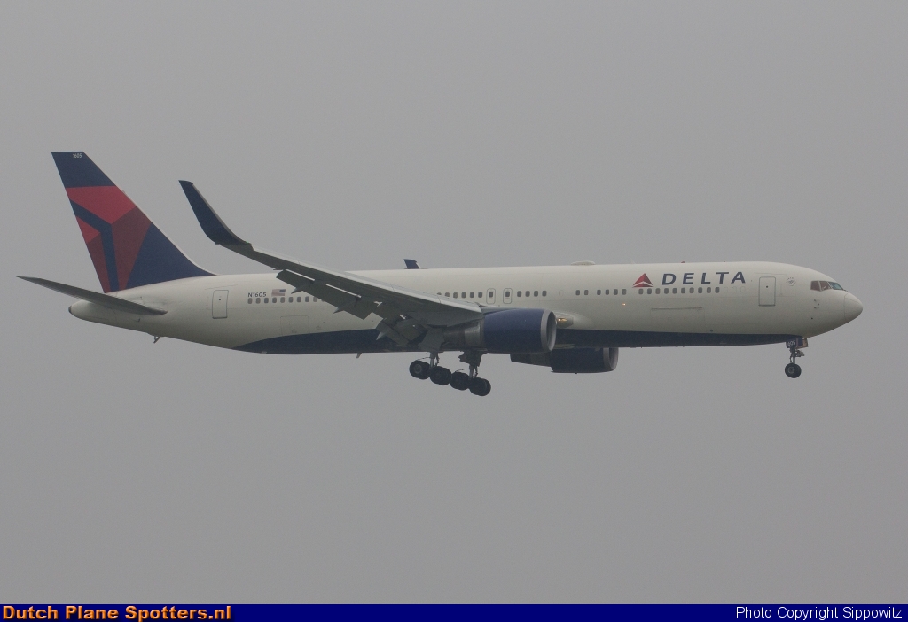 N1605 Boeing 767-300 Delta Airlines by Sippowitz