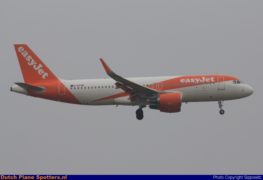 G-EZOW Airbus A320 easyJet by Sippowitz