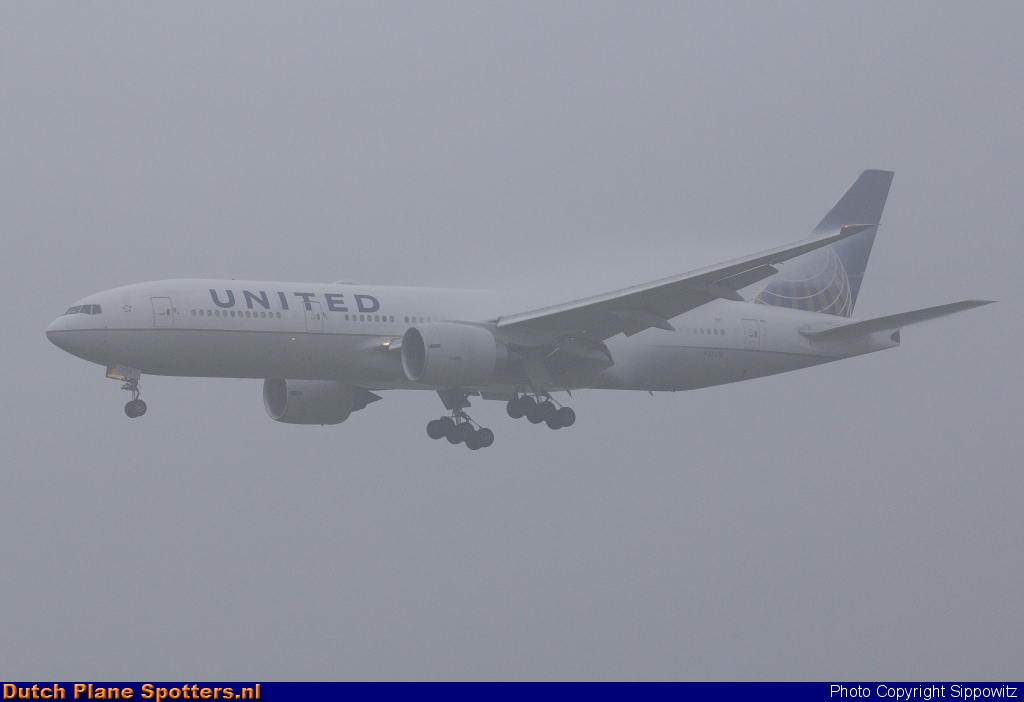 N37018 Boeing 777-200 United Airlines by Sippowitz
