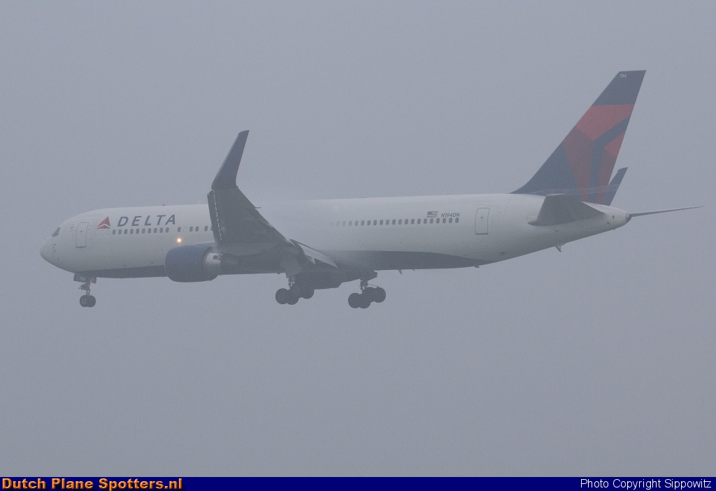 N194DN Boeing 767-300 Delta Airlines by Sippowitz