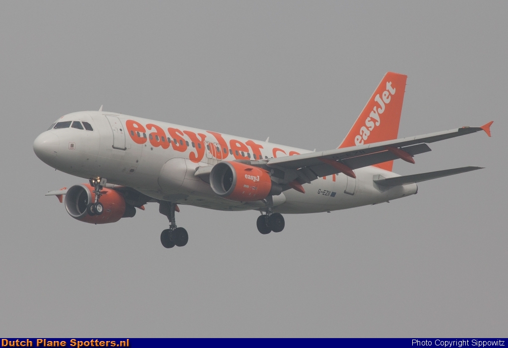 G-EZII Airbus A319 easyJet by Sippowitz
