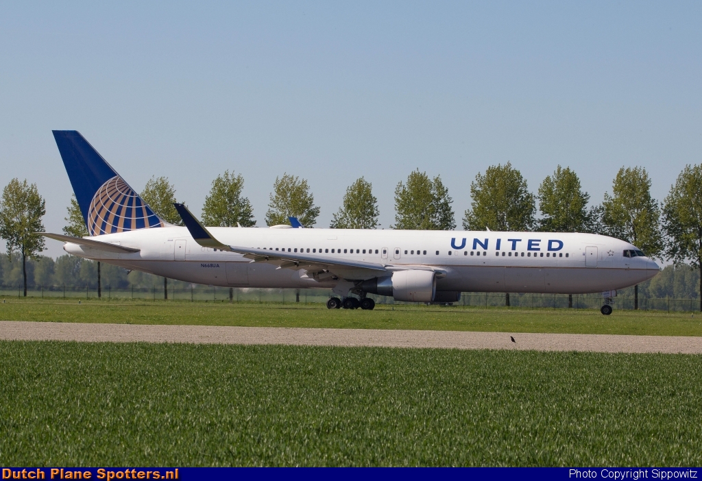 N668UA Boeing 767-300 United Airlines by Sippowitz