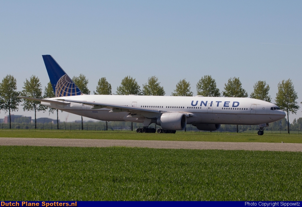 N76010 Boeing 777-200 United Airlines by Sippowitz